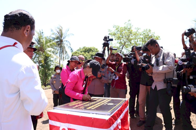 Kapolri Tinjau dan Resmikan Sumur Bor Air Bersih Untuk Masyarakat Pulau Palue