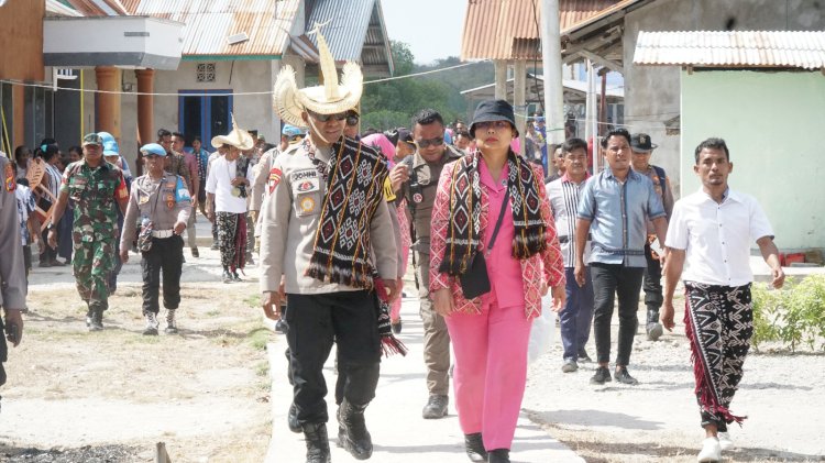 Kapolda dan Ketua Bhayangkari Daerah NTT Beri Sumbangan 100 Paket Bansos dan 2 Sumur Bor di Pulau Ndao.-