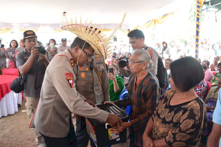 Polda NTT Menebarkan Kasih dalam Kegiatan Bakti Sosial, Kesehatan, dan Rohani di Kecamatan Sulamu.-