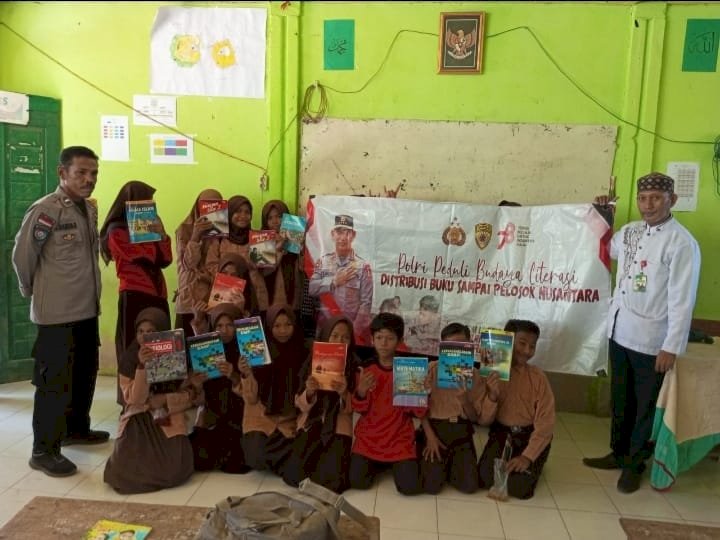 Polri Peduli Budaya Literasi, Bagikan Buku Kepada Anak-anak Sekolah di Pulau Pemana