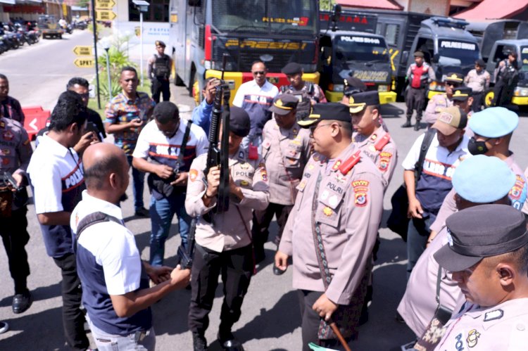 Kesiapan Menghadapi Pemilu 2024, Kapolres Cek Kendaraan Dinas dan Senpi Personil Polres Sikka