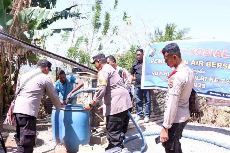 HUT Humas Polri ke-72, Polres Sikka Bagikan Air Bersih kepada warga Lirikelang dan Klotong