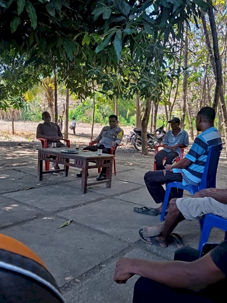 Lewat Sambang, Bhabinkamtibmas Desa Kolisia Ajak Warga Wujudkan Kamtibmas Kondusif