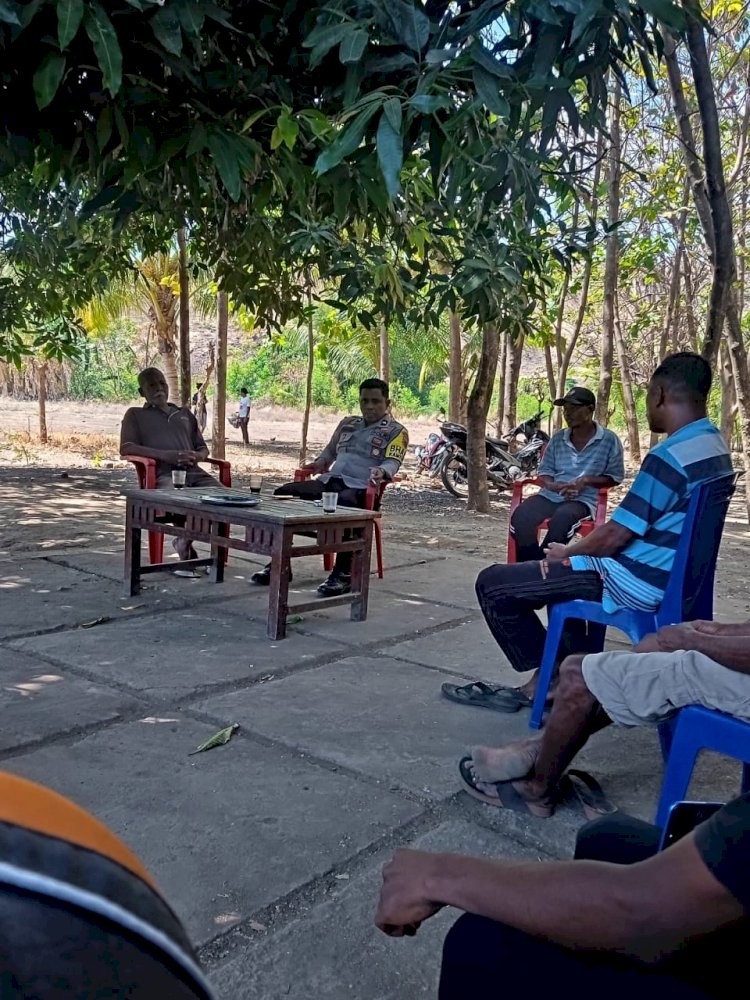 Lewat Sambang, Bhabinkamtibmas Desa Kolisia Ajak Warga Wujudkan Kamtibmas Kondusif