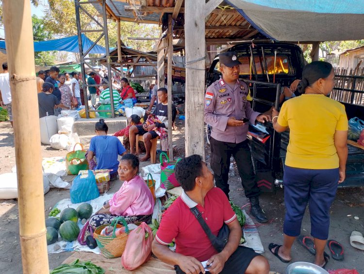 Sambang Pasar, Bhabinkamtibmas Pospol Ndete Silaturahmi dan Sampaikan Pesan Kamtibmas