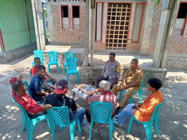 Jelang Pemilu Serentak Bhabinkamtibmas Polsek Waigete Sambang Warga Sampaikan Pesan Kamtibmas