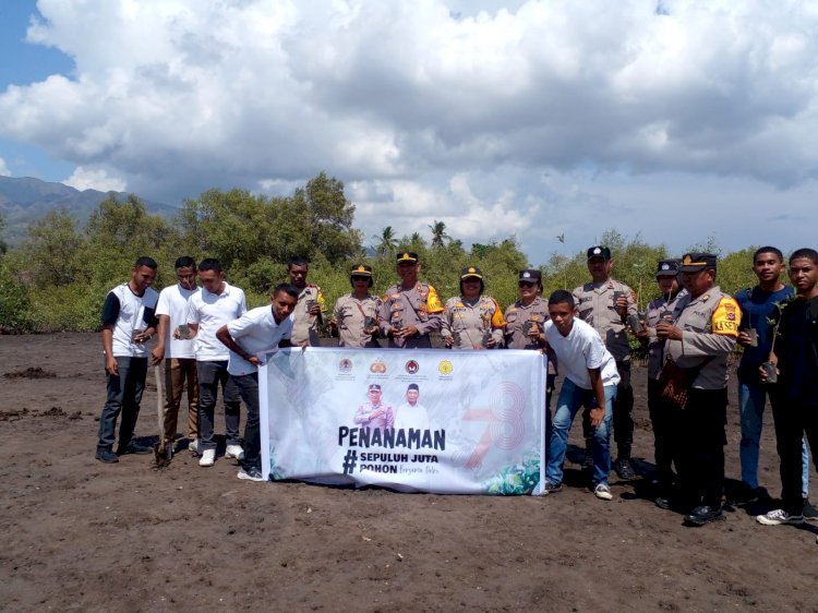 Bag SDM Polres Sikka dan Polsek Jajaran Laksanakan Penghijauan dalam rangka Penanaman Sepuluh Juta Pohon bersama Polri