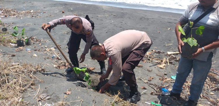 Bag SDM Polres Sikka dan Polsek Jajaran Laksanakan Penghijauan dalam rangka Penanaman Sepuluh Juta Pohon bersama Polri