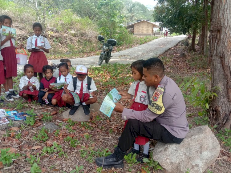 Bhabinkamtibmas Pospol Ndete Berikan Motivasi Belajar Kepada Anak Sekolah