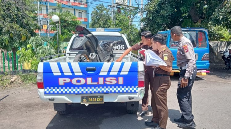 Tahap II, Unit Laka Lantas Polres Sikka Limpahkan Tersangka dan Barang Bukti ke Kejaksaan