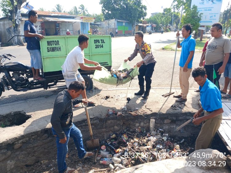 Peduli Lingkungan, Aipda Ridwan Kerja Bakti Bersama Warga Nangameting