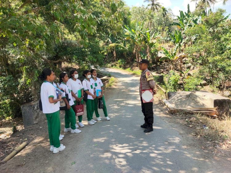 Temui Pelajar Saat Pulang Sekolah, Bhabinkamtibmas Polsek Paga Berikan Himbauan