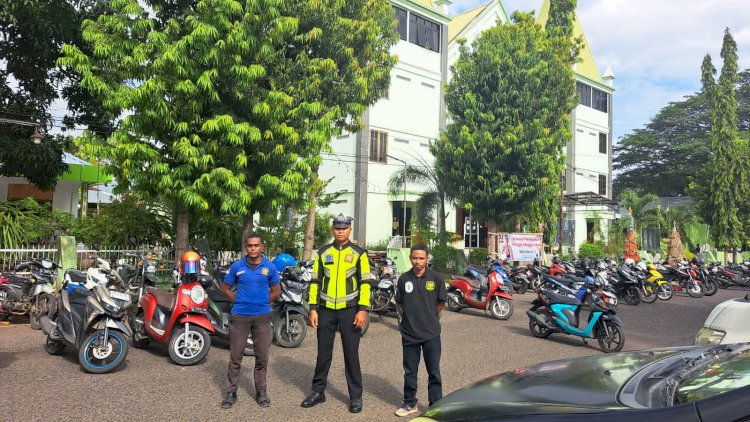 Wujud Nyata Kehadiran Polri, Sat Lantas Polres Sikka Laksanakan Patroli dan Pengaturan Lalu Lintas di Tempat Ibadah