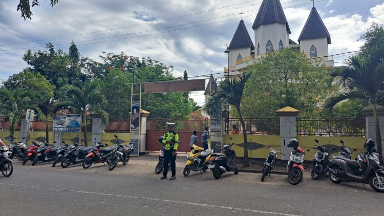 Wujud Nyata Kehadiran Polri, Sat Lantas Polres Sikka Laksanakan Patroli dan Pengaturan Lalu Lintas di Tempat Ibadah