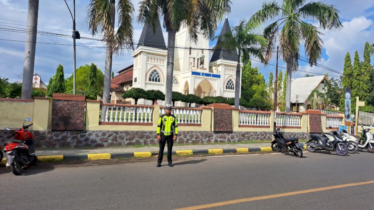 Wujud Nyata Kehadiran Polri, Sat Lantas Polres Sikka Laksanakan Patroli dan Pengaturan Lalu Lintas di Tempat Ibadah