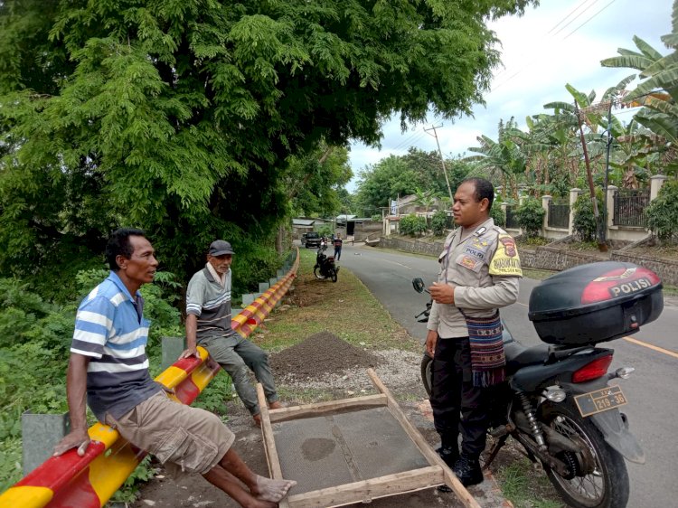 Berikan Rasa Aman, Bhabinkamtibmas Polsek Nita Laksanakan Sambang Di Desa Binaannya