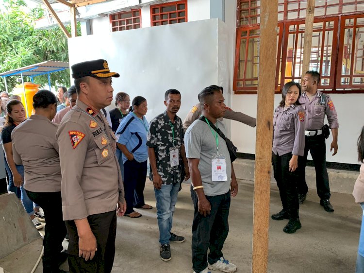 Wakapolres Sikka Pantau Penyortiran dan  Pelipatan Surat Suara Di Kantor KPU Kab. Sikka.