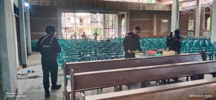 Jelang Perayaan Malam Natal, Tim Sterilisasi Brimob Yon B Pelopor Maumere Sterilisasi Gereja