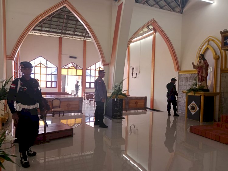 Jelang Perayaan Malam Natal, Tim Sterilisasi Brimob Yon B Pelopor Maumere Sterilisasi Gereja