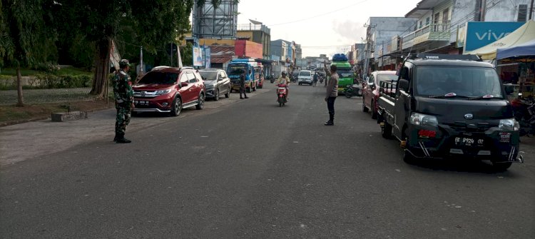 Anggota Pos Pam Monumen tsunami melakukan Pengaturan Arus Lalu Lintas dan Beri Himbauan Kamtibmas