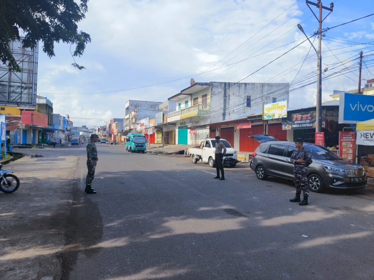 Pastikan Kelancaran Lalu Lintas, Personil Gabungan Pos Pam Monumen Tsunami Lakukan Pengaturan Lalu Lintas dan Himbauan Kamtibmas