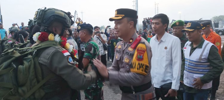 Wakapolres Hadiri Penjemputan Personil Brimob Detasemen B Pelopor Maumere di Pelabuhan Lorens Say Maumere