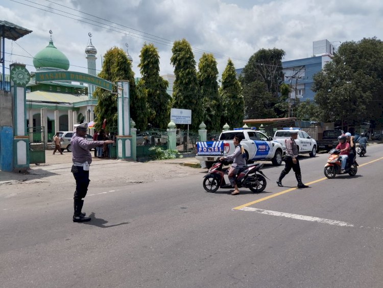 Satuan Lalu Lintas Polres Sikka Berikan Pengaturan Arus Lalu Lintas di Tempat Ibadah