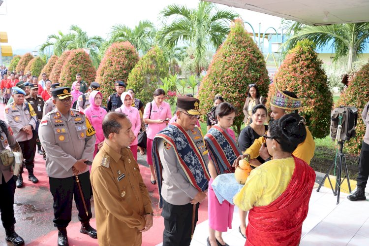 Tiba di Sikka, Kapolda NTT Disambut Forkopimda dengan Tarian dan Sapaan Adat