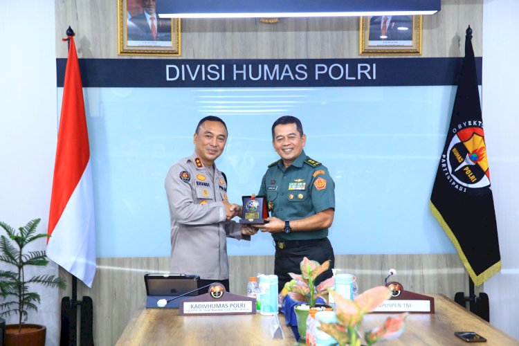 Kadiv Humas Terima Kunjungan Kapuspen TNI, Sinergitas Kunci Lewati Tantangan