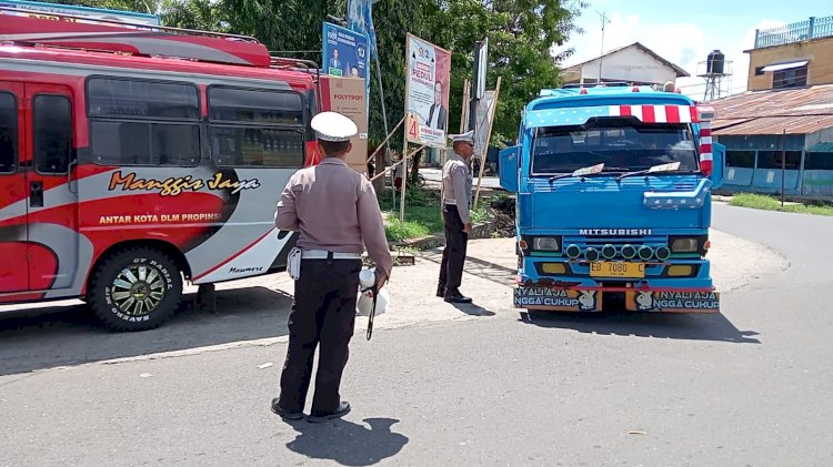 Unit Kamsel Polres Sikka Himbau Sopir Bis Maumere-Larantuka Terkait Parkir dalam Kota