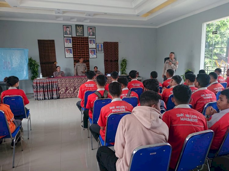 Sat Binmas Polres Sikka Gelar Jumat Curhat Bersama Pelajar SMKN 1 Maumere