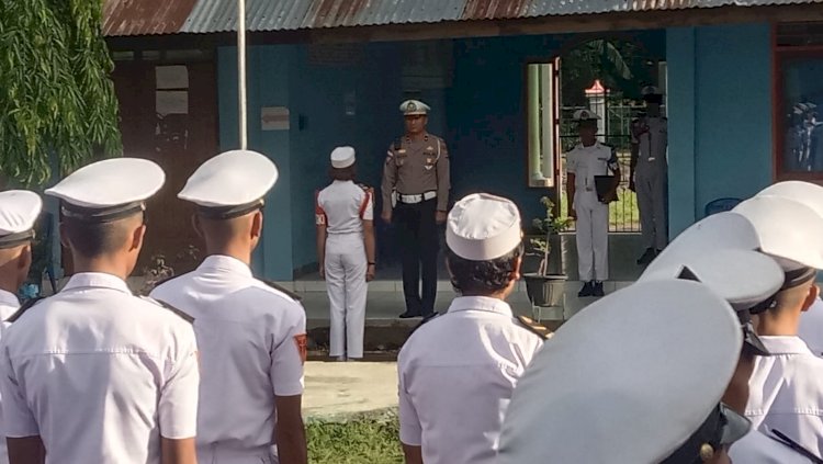 Pimpin Upacara di SMAK YAPENRAIS Maumere, Ini Arahan Kanit Turjagwali Sat Lantas Polres Sikka