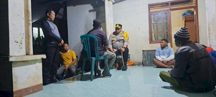 Kapolres Sikka Terjun Langsung Meredam Ketidakpuasan Oknum Terhadap Petugas KPPS di TPS 1 Desa Wuli Wutik