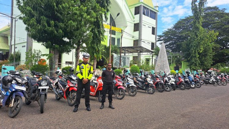 Personil Sat Lantas Polres Sikka Memastikan Keselamatan dan Kelancaran Arus Lalu Lintas di Tempat Ibadah