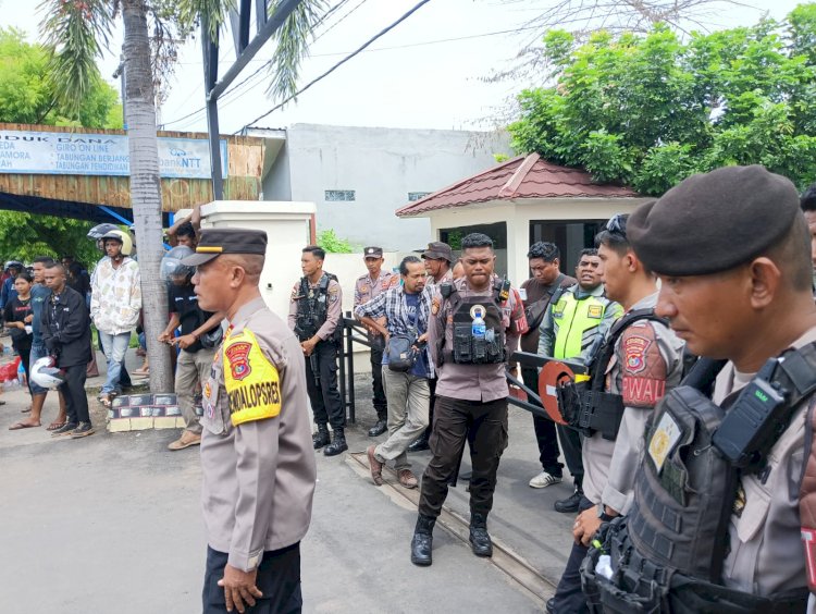 Pengamanan Sidang Kasus Kekerasan Terdakwa Anak-Anak di Pengadilan Negeri Maumere