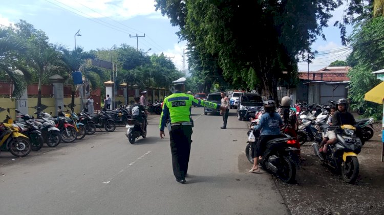 Patroli dan Pengaturan Lalu Lintas di Tempat Ibadah Dilaksanakan oleh Satuan Lalu Lintas Polres Sikka