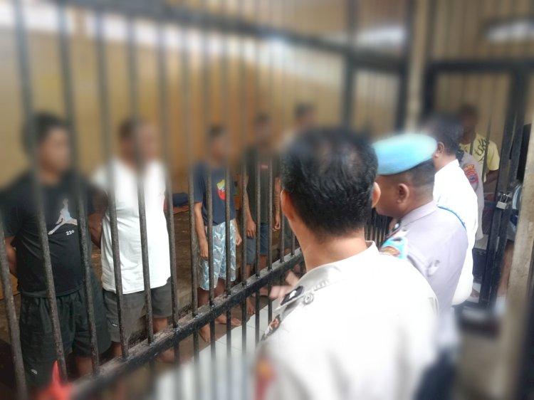 Cek Kondisi Tahanan, Personil Piket Polres Sikka Lakukan Pengecekan Bersama