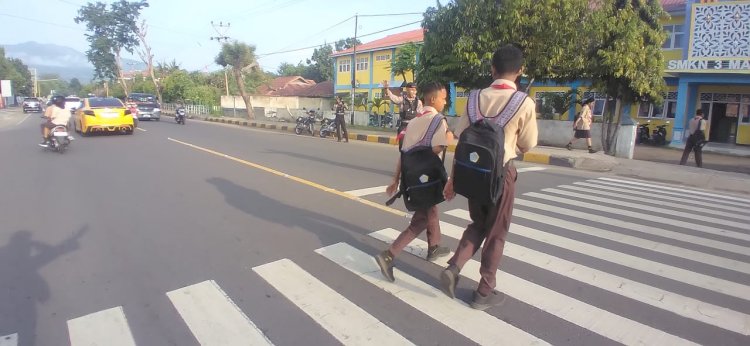 Unit Turjawali Sat. Samapta Polres Sikka Gelar Patroli dan Strongpoint Pagi Pengaturan Arus Lalu Lintas