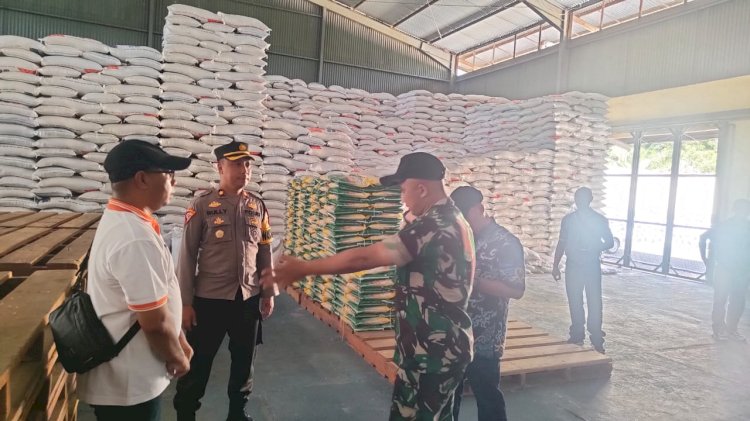 Dandim 1603 Sikka bersama Wakapolres Sikka Lakukan Pengecekan Stok Beras di Kantor Bulog Maumere