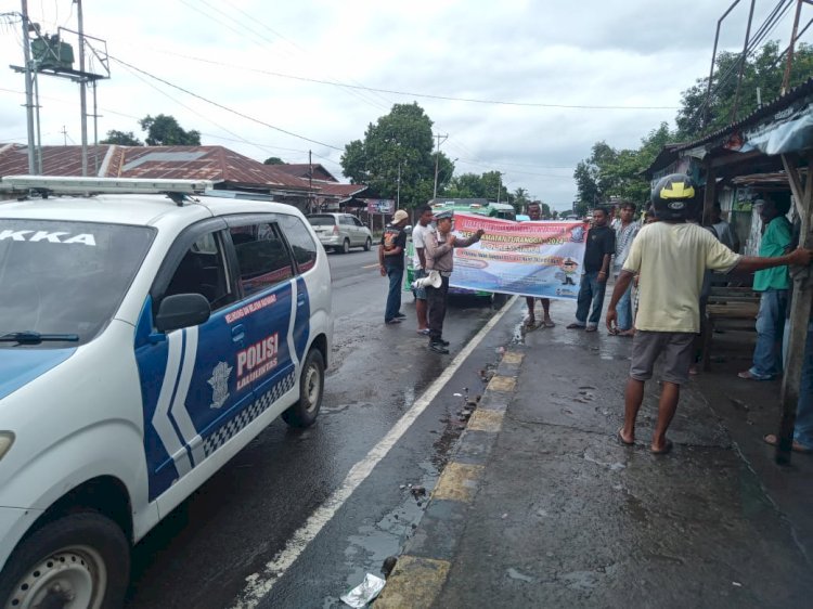 Unit Kamsel Sat Lantas Polres Sikka Berikan Himbauan Kepada Masyarakat di Terminal Madawat Maumere