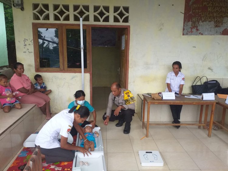 Bantu Kegiatan Posyandu, Bhabinkamtibmas Polsek Kewapante Sampaikan Himbauan