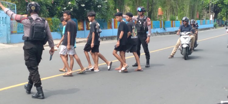 Komitmen Hadirkan Rasa Aman Bagi Pengguna Jalan: Unit Turjawali Sat Samapta Polres Sikka Rutin Lakukan Patroli dan Pengaturan Pagi