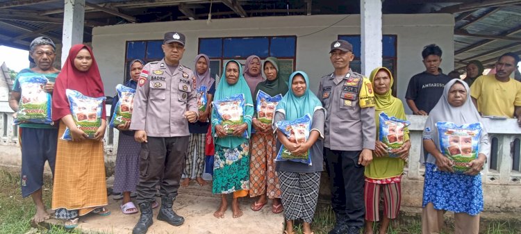 Solidaritas Kemanusiaan Polres Sikka: Kasub Sektor Nebe dan Anggota Bagikan Bantuan Sosial di Tana Dewa