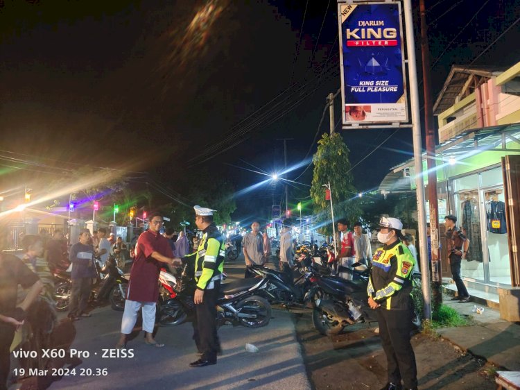 Satlantas Polres Sikka Menjamin Ketenangan dan Keselamatan dengan Mengatur Lalulintas Selama Sholat Tarawih