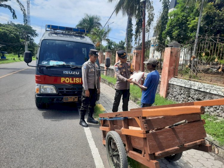 Kasat Binmas Polres Sikka Berikan Bantuan Sembako kepada Pemulung Menyambut Hari Raya Paskah