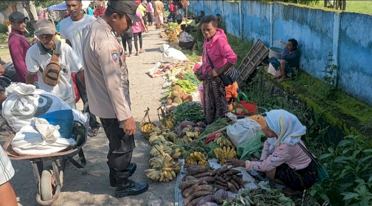 Bhabinkamtibmas Bripka Egidius Patroli Dialogis di Pasar Lekebai Untuk Wujudkan Kamtibmas