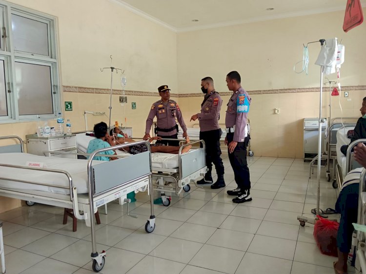 Kanit II SPKT Polres Sikka dan Tim Periksa Kondisi Tahanan di Rumah Sakit Umum TC Hillers Maumere