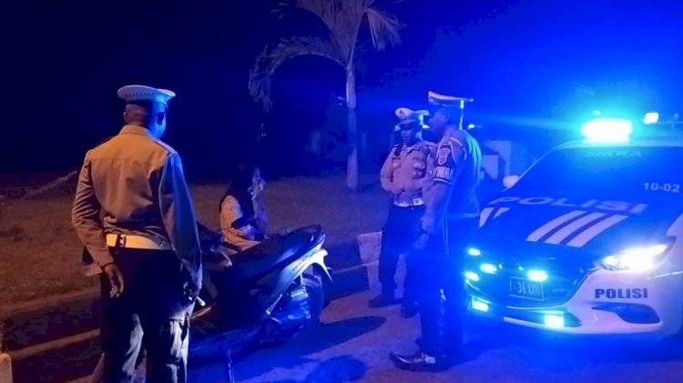 KBO Satuan Lalu Lintas Polres Sikka Pimpin Kegiatan Patroli Lampu Biru