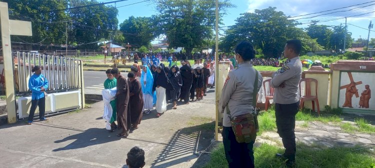 Personil Polres Sikka Amankan Kegiatan Ibadat Jalan Salib Hidup/Tablo di Paroki Katedral Maumere