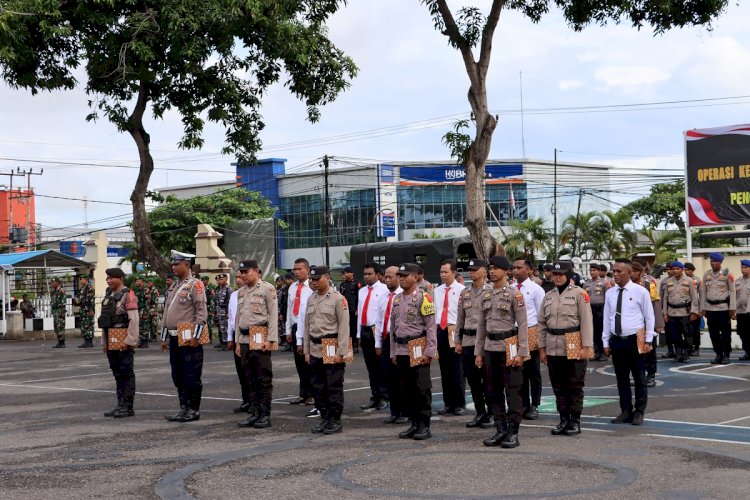 Kapolres Sikka Berikan Penghargaan kepada 16 Personilnya yang Berprestasi